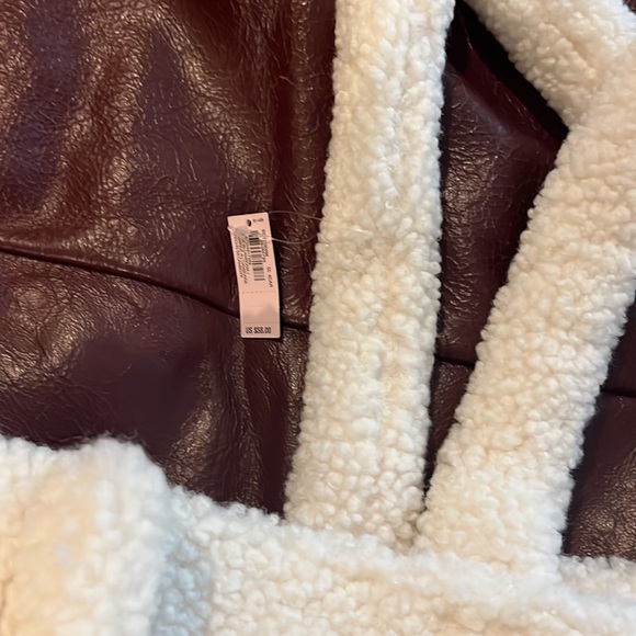 White Sherpa getaway bag from Victoria secret never used with tags on - Picture 4 of 5